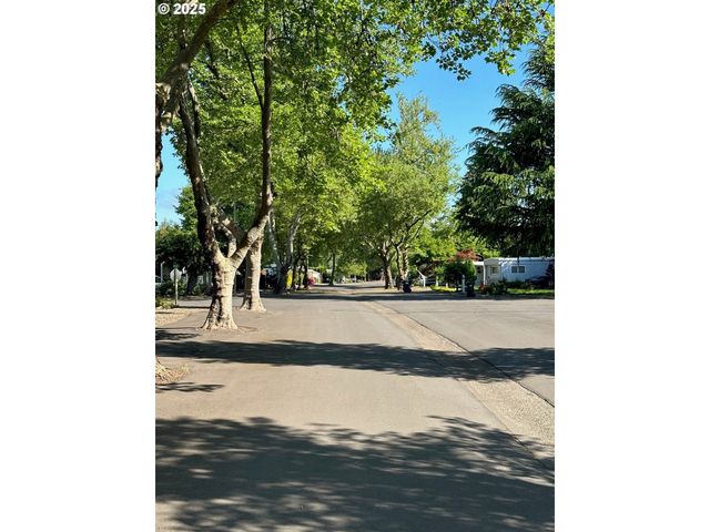 4800 BARGER Dr 39, Eugene, OR 97402