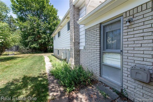 30290 Old Stream Street, Southfield, MI 48076