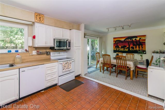 30290 Old Stream Street, Southfield, MI 48076