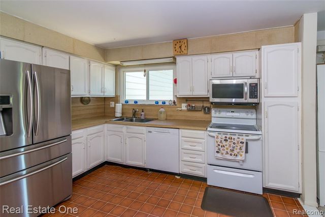 30290 Old Stream Street, Southfield, MI 48076