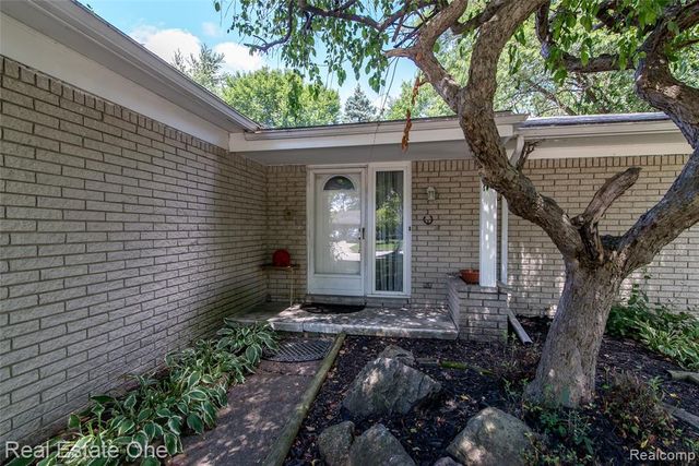 30290 Old Stream Street, Southfield, MI 48076