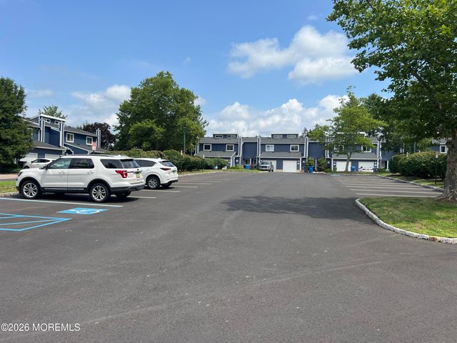 28 Spring Court, Tinton Falls, NJ 07724