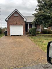 130 Oak Leaf Dr, Hendersonville, TN 37075