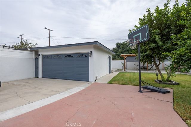 2121 Valencia, Santa Ana, CA 92706