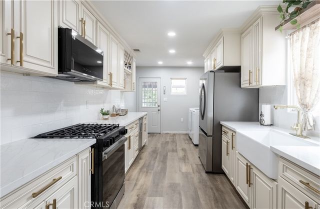 2121 Valencia, Santa Ana, CA 92706