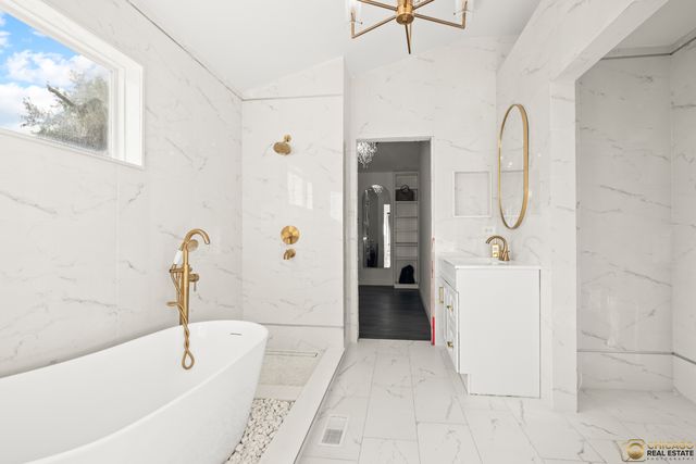 2705 Westwood Circle, Carpentersville, IL 60110