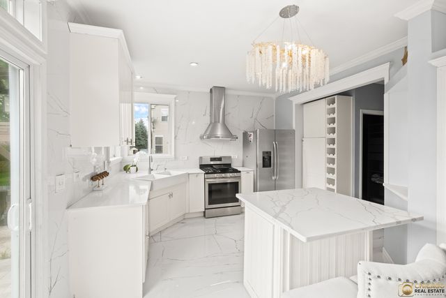 2705 Westwood Circle, Carpentersville, IL 60110