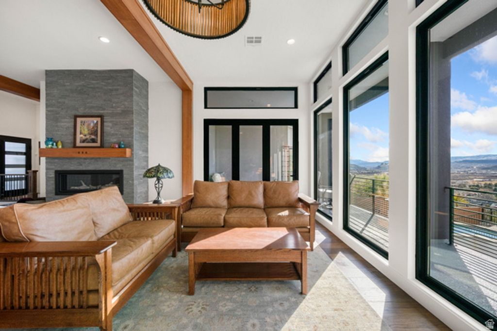 Image 12 of property listing at 998 S WILLOW BREEZE LN, St. George, UT 84790