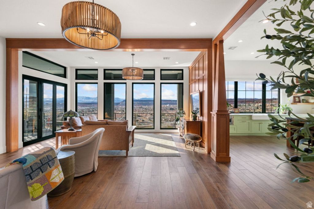 Image 14 of property listing at 998 S WILLOW BREEZE LN, St. George, UT 84790