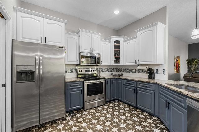 12306 WOODLANDS CIRCLE, Dade City, FL 33525