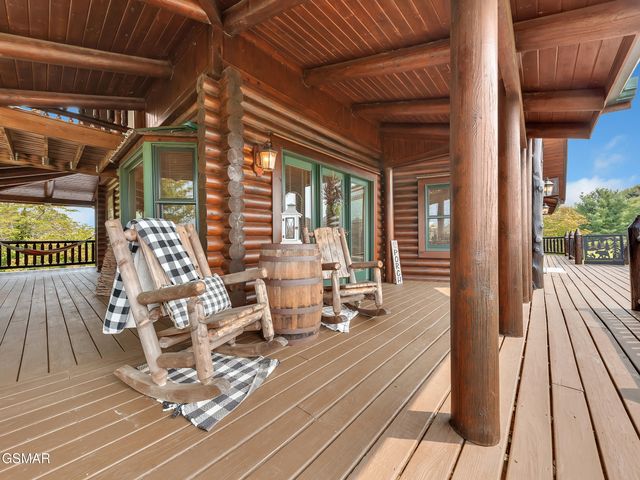 838 Pinnacle Drive, Dandridge, TN 37725