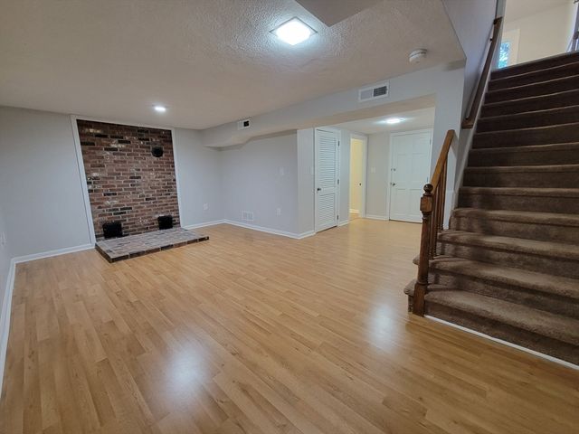202 Wellman Ave 202, Chelmsford, MA 01863