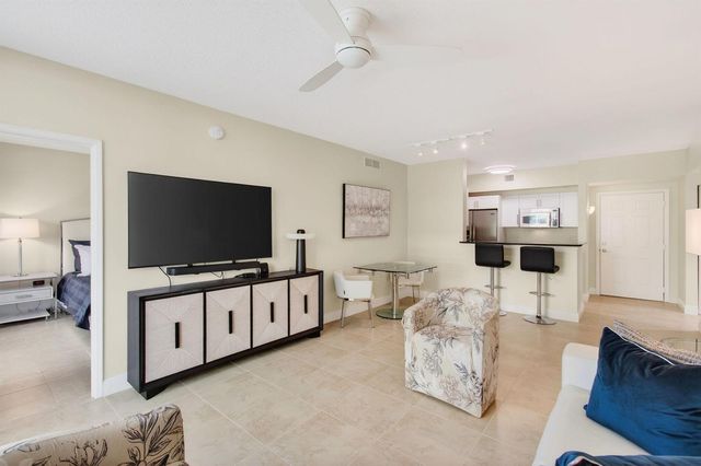 625 Casa Loma Boulevard 403, Boynton Beach, FL 33435