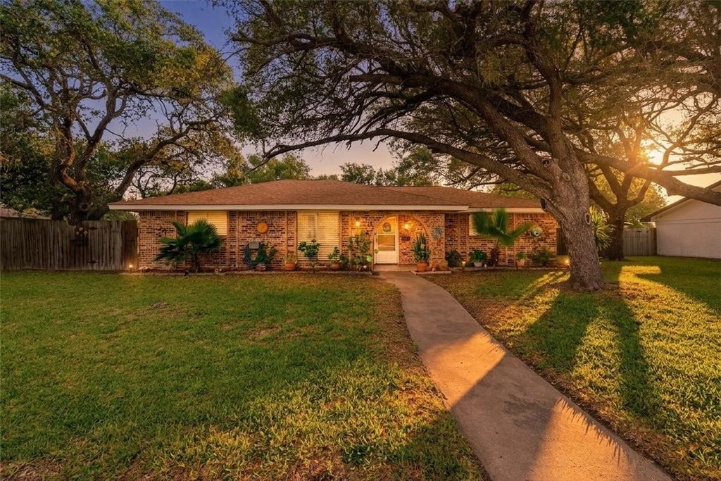 1638 W Palm Dr, Aransas Pass, TX 78336 — exterior