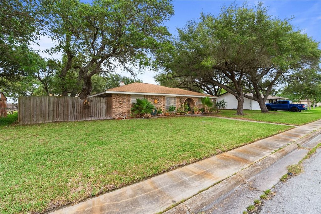 1638 W Palm Dr, Aransas Pass, TX 78336 — photo 2