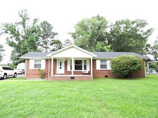1304 Oak Dr, Manchester, TN 37355