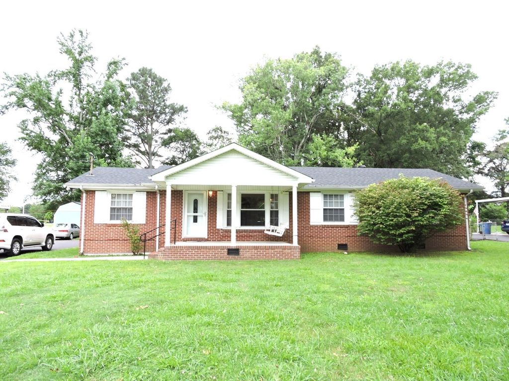 1304 Oak Dr, Manchester, TN 37355
