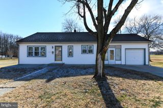 318 E BROAD ST, Gibbstown, NJ 08027