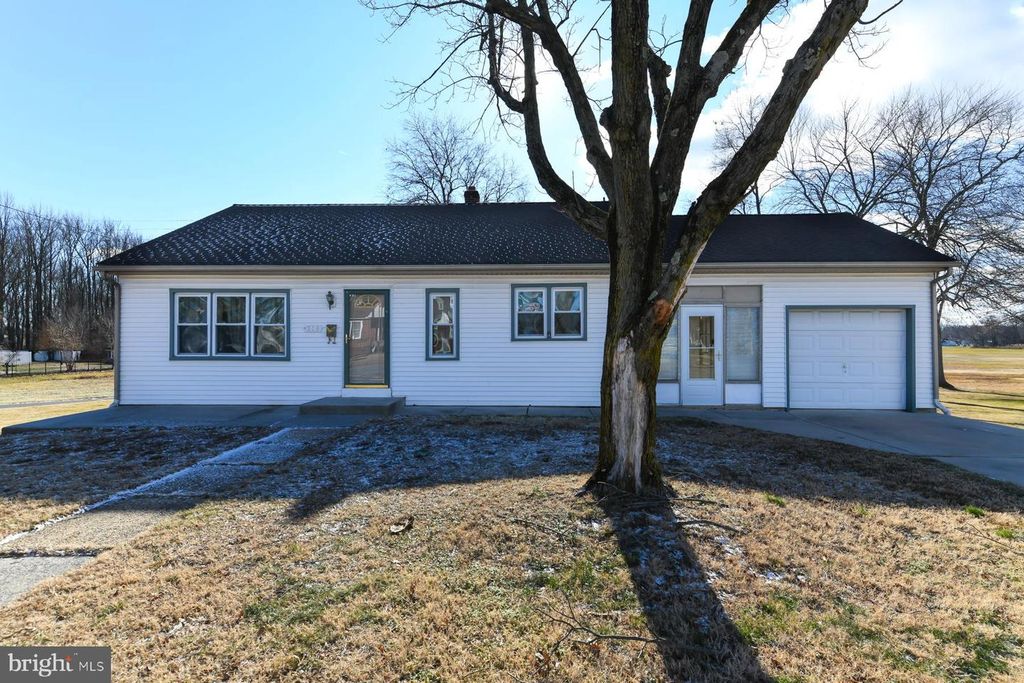 318 E BROAD ST, Gibbstown, NJ 08027