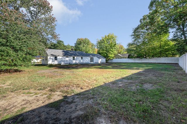 6 Bacon Street, Pepperell, MA 01463