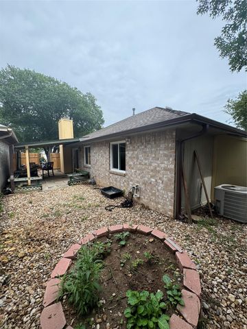 908 Saunders DR, Round Rock, TX 78664