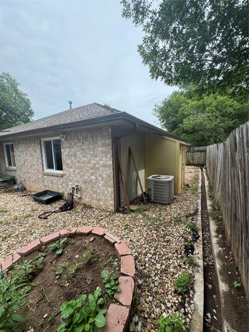 908 Saunders DR, Round Rock, TX 78664