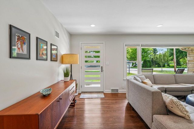 6421 N Lake DRIVE, Fox Point, WI 53217