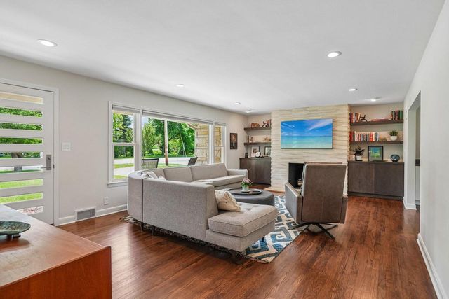 6421 N Lake DRIVE, Fox Point, WI 53217