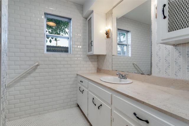 6035 Sandhurst Lane B, Dallas, TX 75206