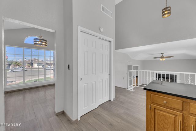 834 N Resler Drive, El Paso, TX 79912