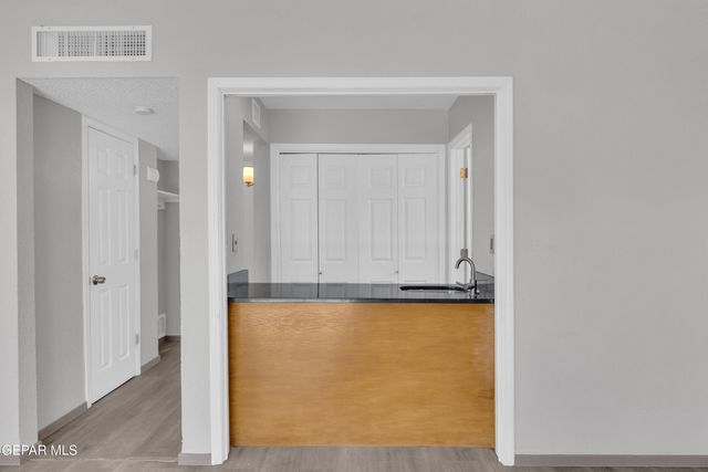 834 N Resler Drive, El Paso, TX 79912