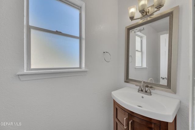 834 N Resler Drive, El Paso, TX 79912