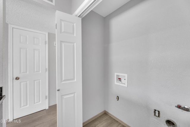 834 N Resler Drive, El Paso, TX 79912