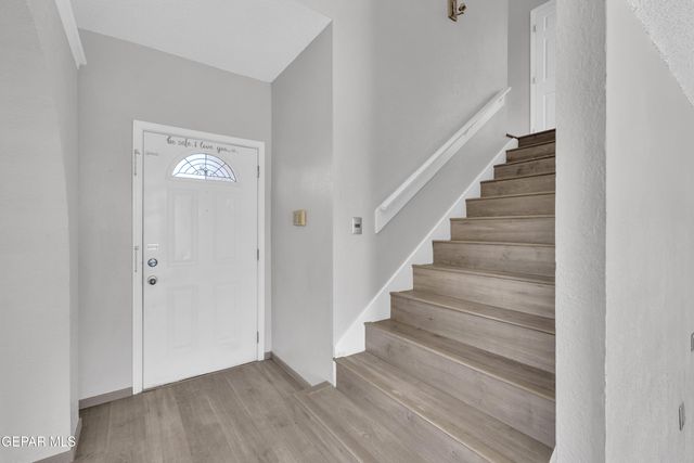 834 N Resler Drive, El Paso, TX 79912