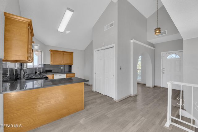 834 N Resler Drive, El Paso, TX 79912