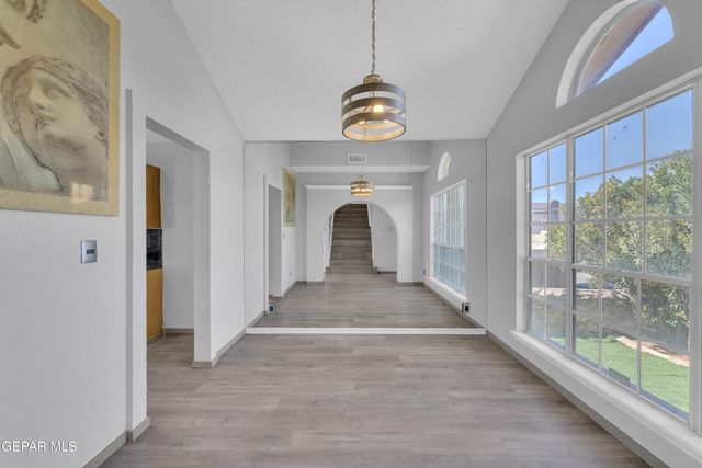 834 N Resler Drive, El Paso, TX 79912