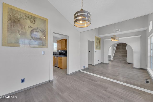 834 N Resler Drive, El Paso, TX 79912