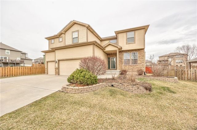 898 Clearview Drive, Lansing, KS 66043