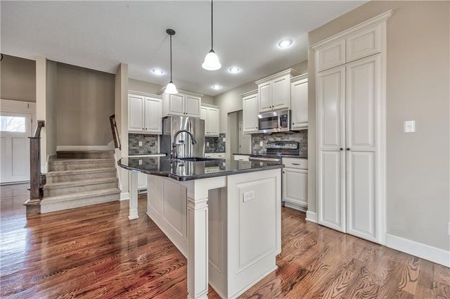 898 Clearview Drive, Lansing, KS 66043