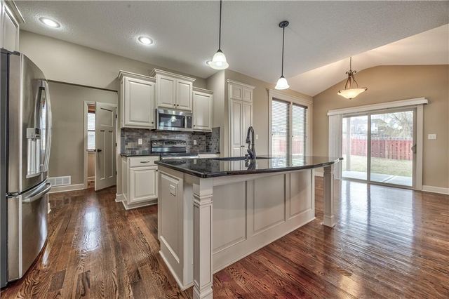 898 Clearview Drive, Lansing, KS 66043