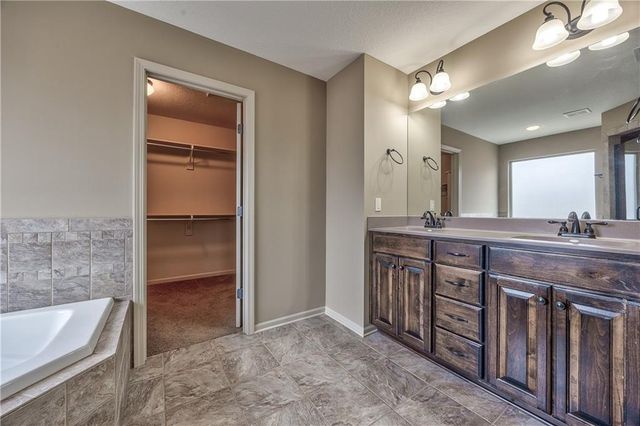 898 Clearview Drive, Lansing, KS 66043