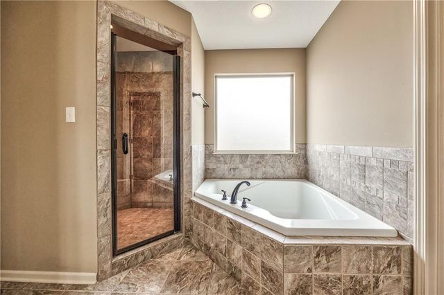 898 Clearview Drive, Lansing, KS 66043