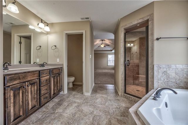 898 Clearview Drive, Lansing, KS 66043