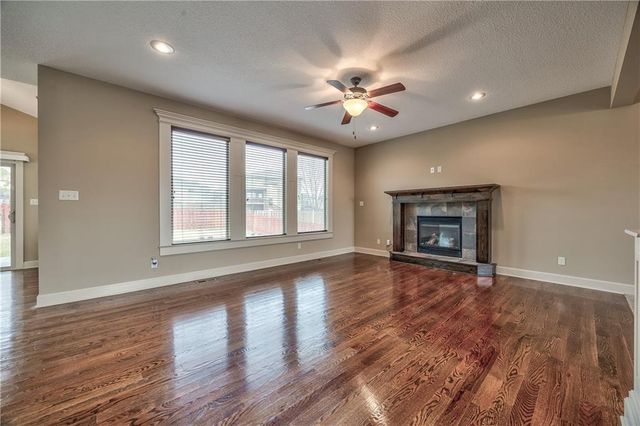 898 Clearview Drive, Lansing, KS 66043