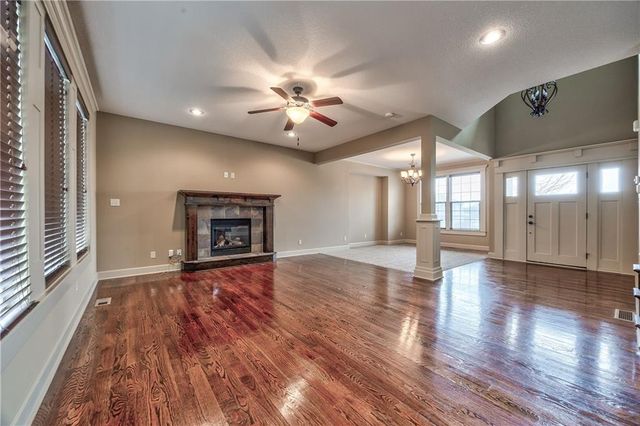 898 Clearview Drive, Lansing, KS 66043