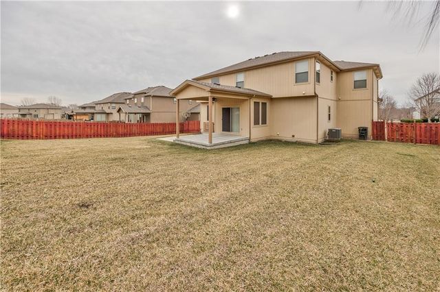 898 Clearview Drive, Lansing, KS 66043