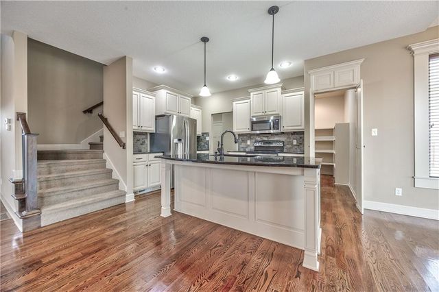 898 Clearview Drive, Lansing, KS 66043