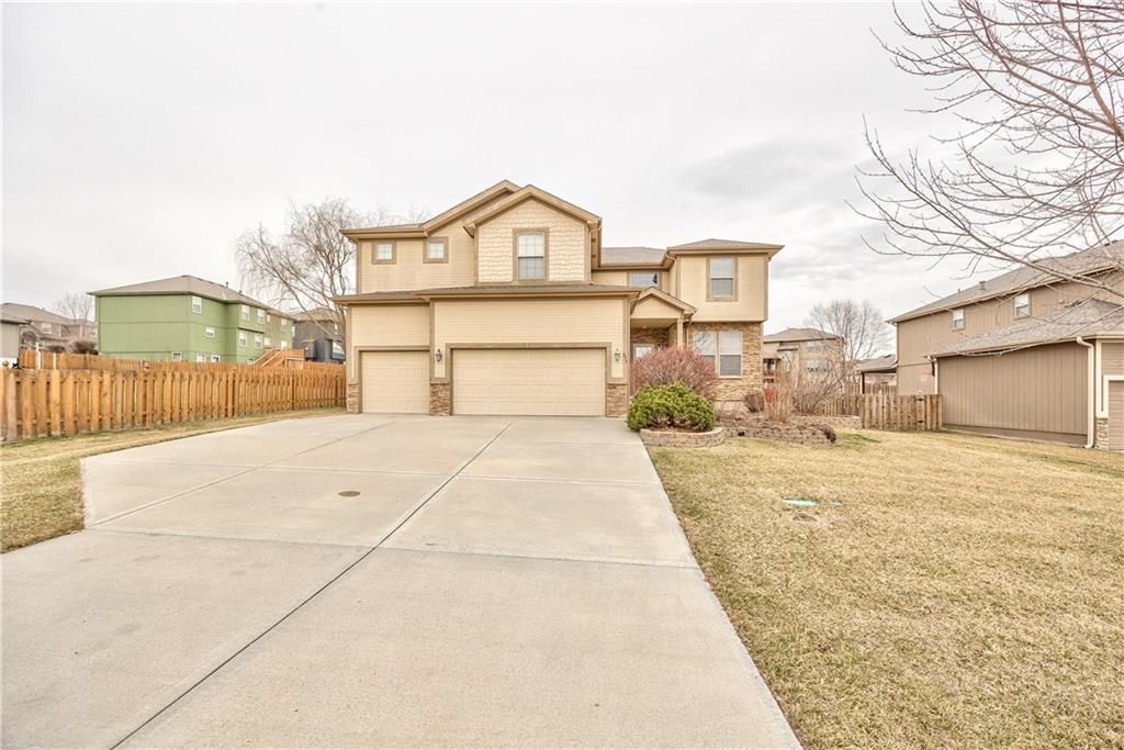 898 Clearview Drive, Lansing, KS 66043