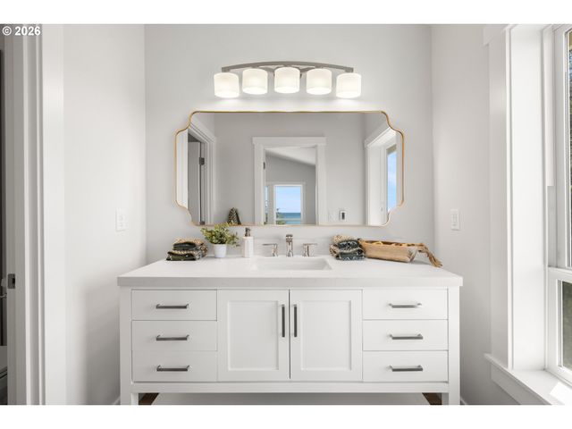 2528 Sw CORAL Ave, Lincoln City, OR 97367