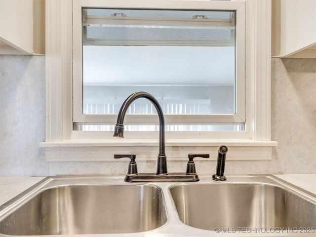 6840 E King Street, Tulsa, OK 74115